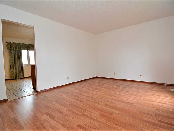 3rd image of 1825 Newton Ave