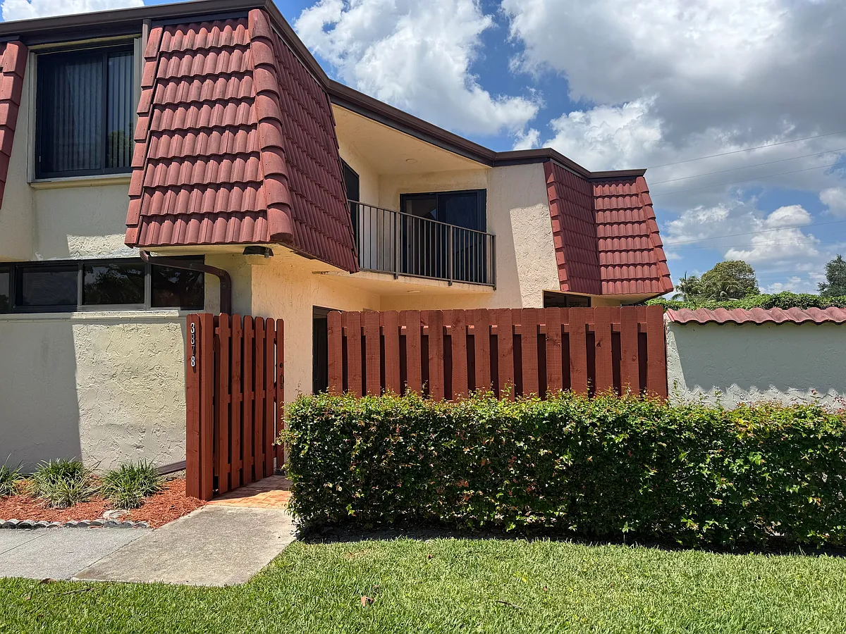 Building Photo - 3878 Victoria Dr