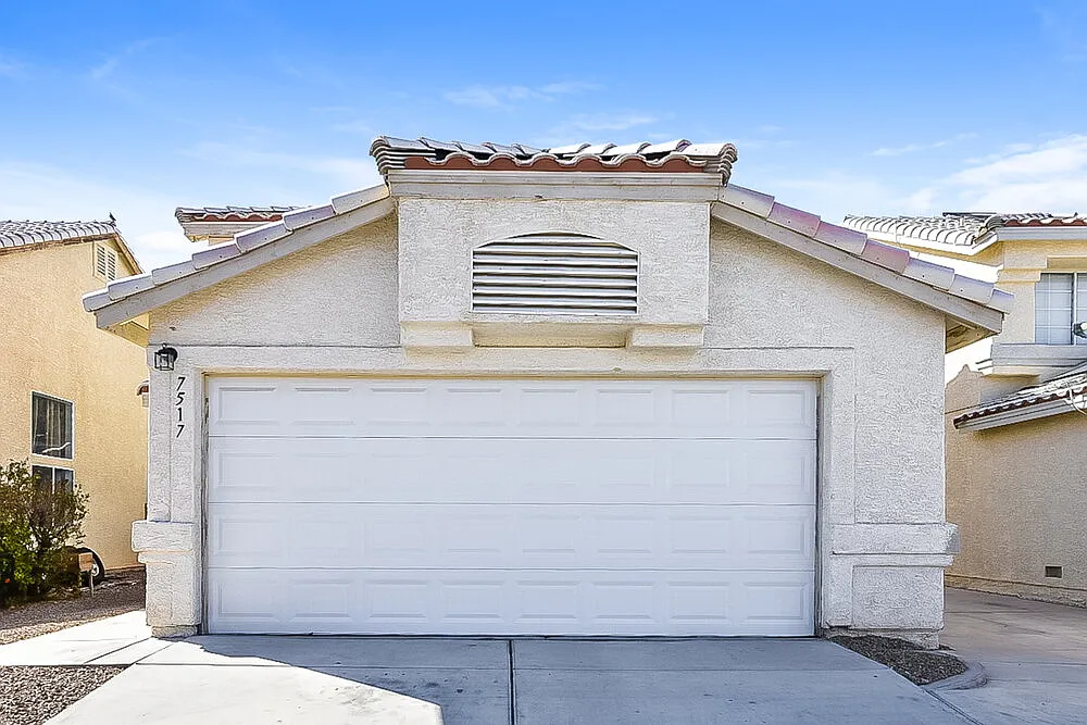 3 bed, 2.5 bath, 1261 sqft, $1,965 — Photo 1