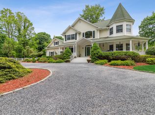 4 Holly Ln, Saint James, NY 11780