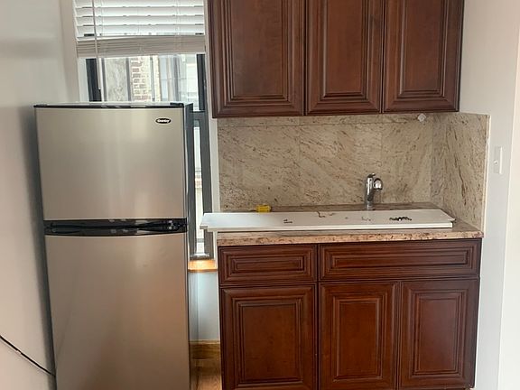 5th image of 261 E 10th St APT 15