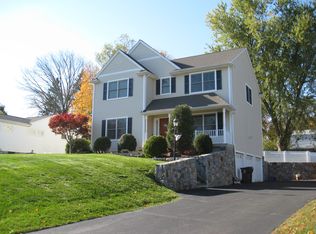 32 Ascolese Rd, Trumbull, CT 06611