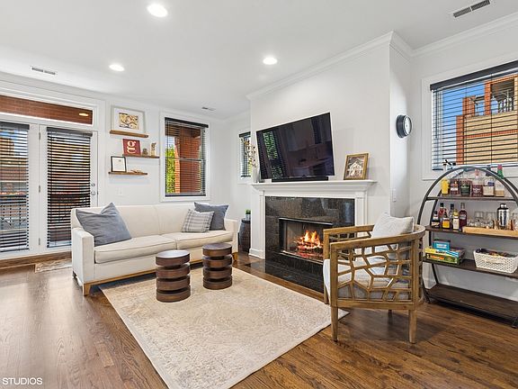 2nd image of 1726 W Belmont Ave APT 2