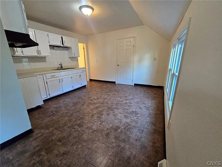 112 Helen St — Photo 11