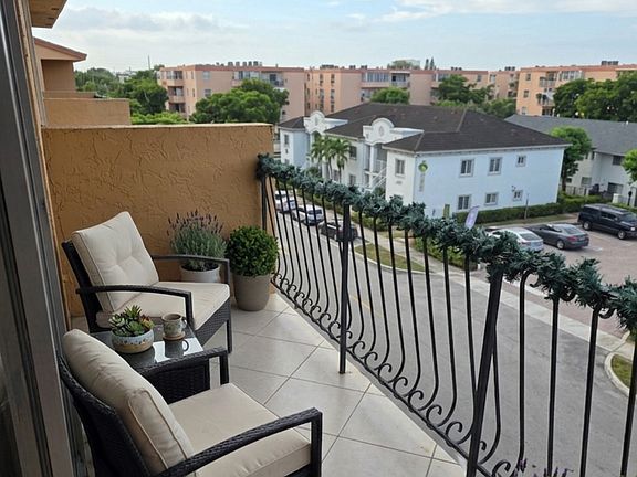 3rd image of 1900 W 54th St APT 422
