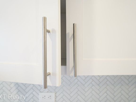 4th image of 2957 N Avers Ave #10557397