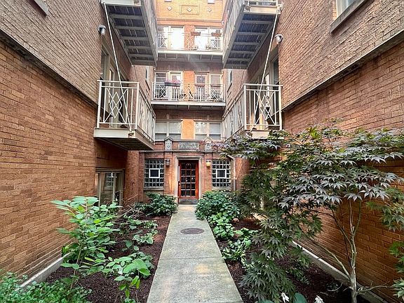 2nd image of 1009 N Oakley Blvd APT 1W