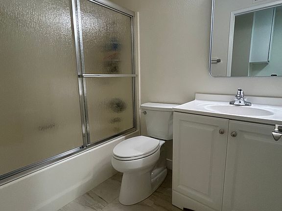Full Tub/Shower bathroom
