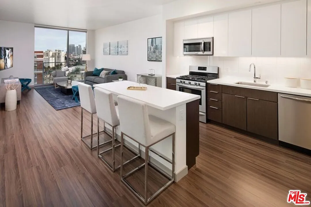 1 bed, 1.0 bath, 840 sqft, $3,122 — Photo 4