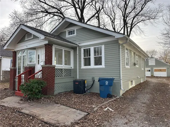 126 S Willow Ave, Sugar Creek, MO 64053