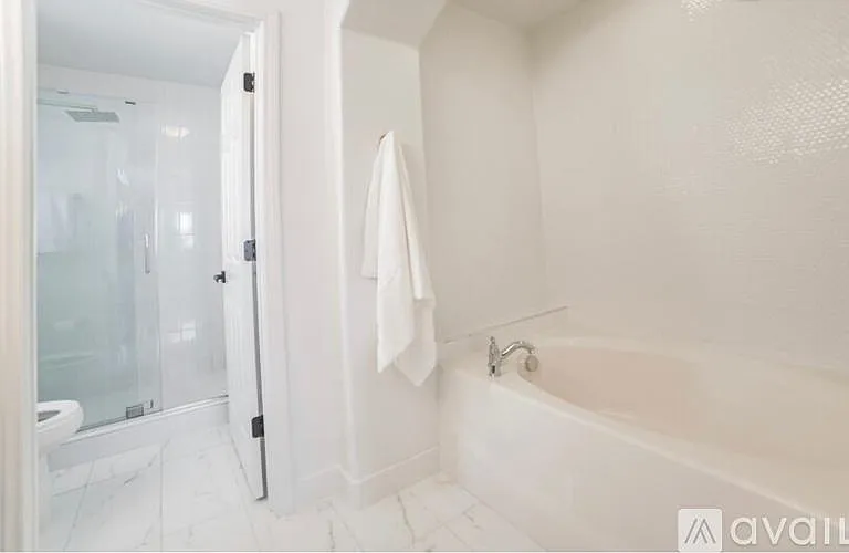 Separate bathtub and shower in en-suite bathroom