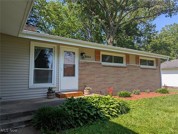 2nd image of 3844 Chaucer Ln
