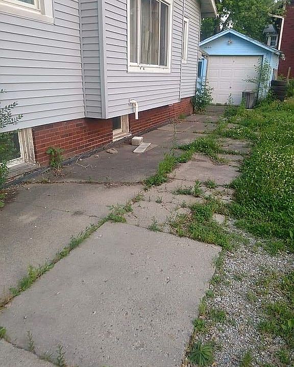 2nd image of 1015 E Main St