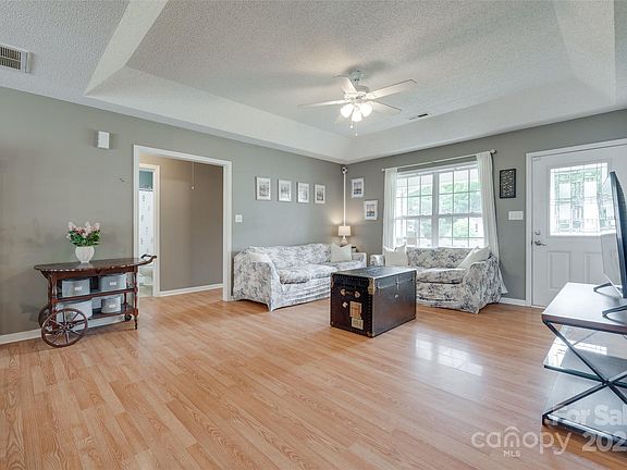 4th image of 2023 E Park Dr