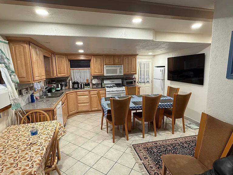 1129 Stockton Ave — Photo 3