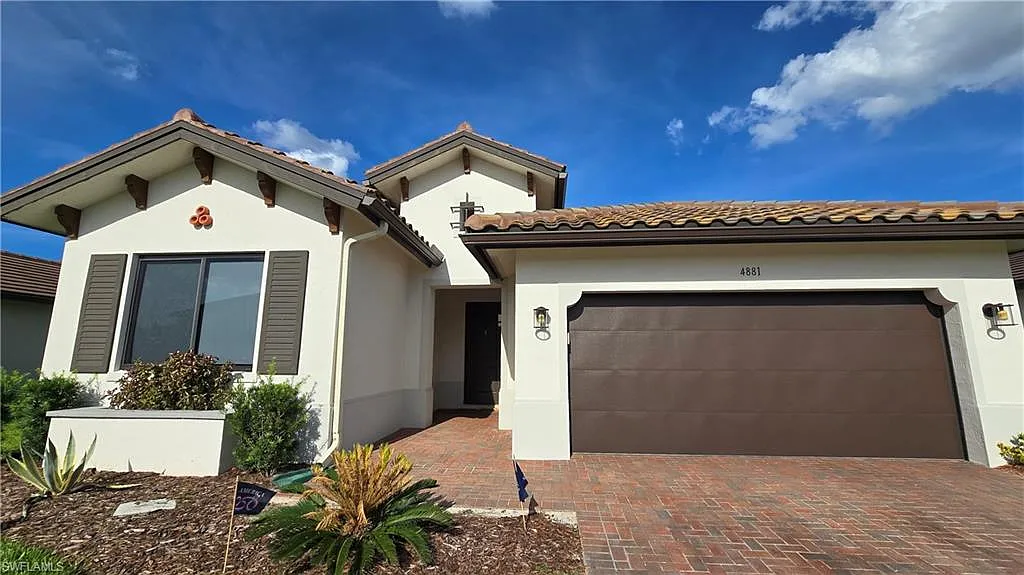 3 bed, 2.5 bath, 2037 sqft, $2,600 — Photo 2