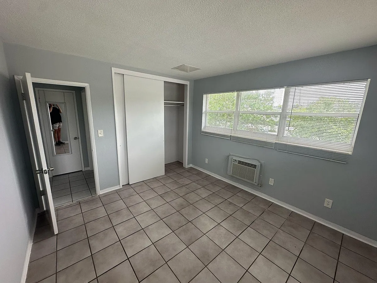 Building Photo - 2917 Middle River Dr #5