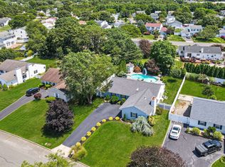 22 Sunbonnet Ln, Bellport, NY 11713