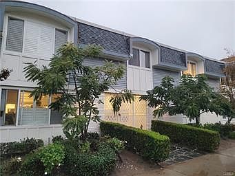 2nd image of 1725 Loma Ave Unit 11