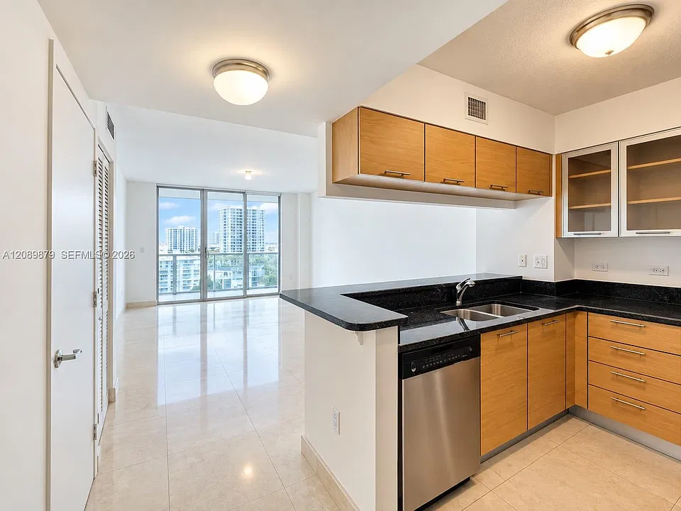 31 SE 5th St #1805