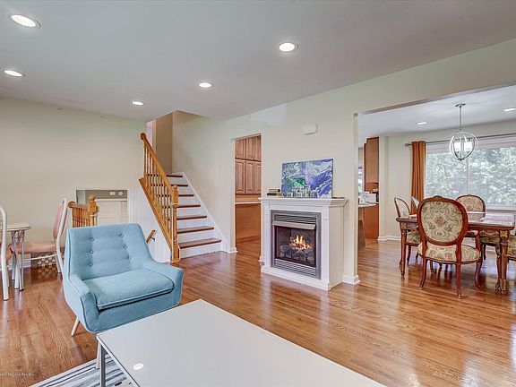 4th image of 2 Roslyn Dr #W