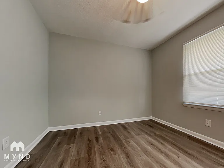 221 Tanglewood Dr — Photo 8
