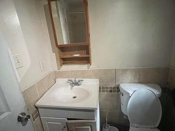 5th image of 811 W 4th St