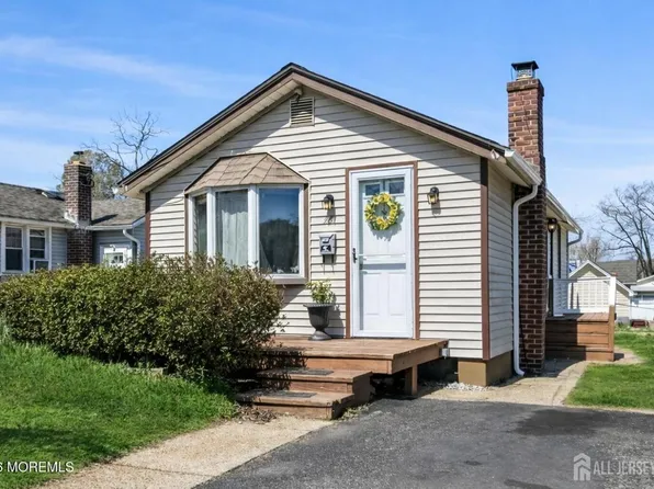 26 Hilltop Blvd, Keyport, NJ 07735