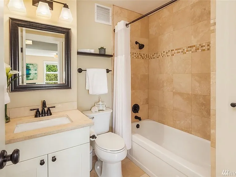 516 E Thomas St #301 — Photo 8