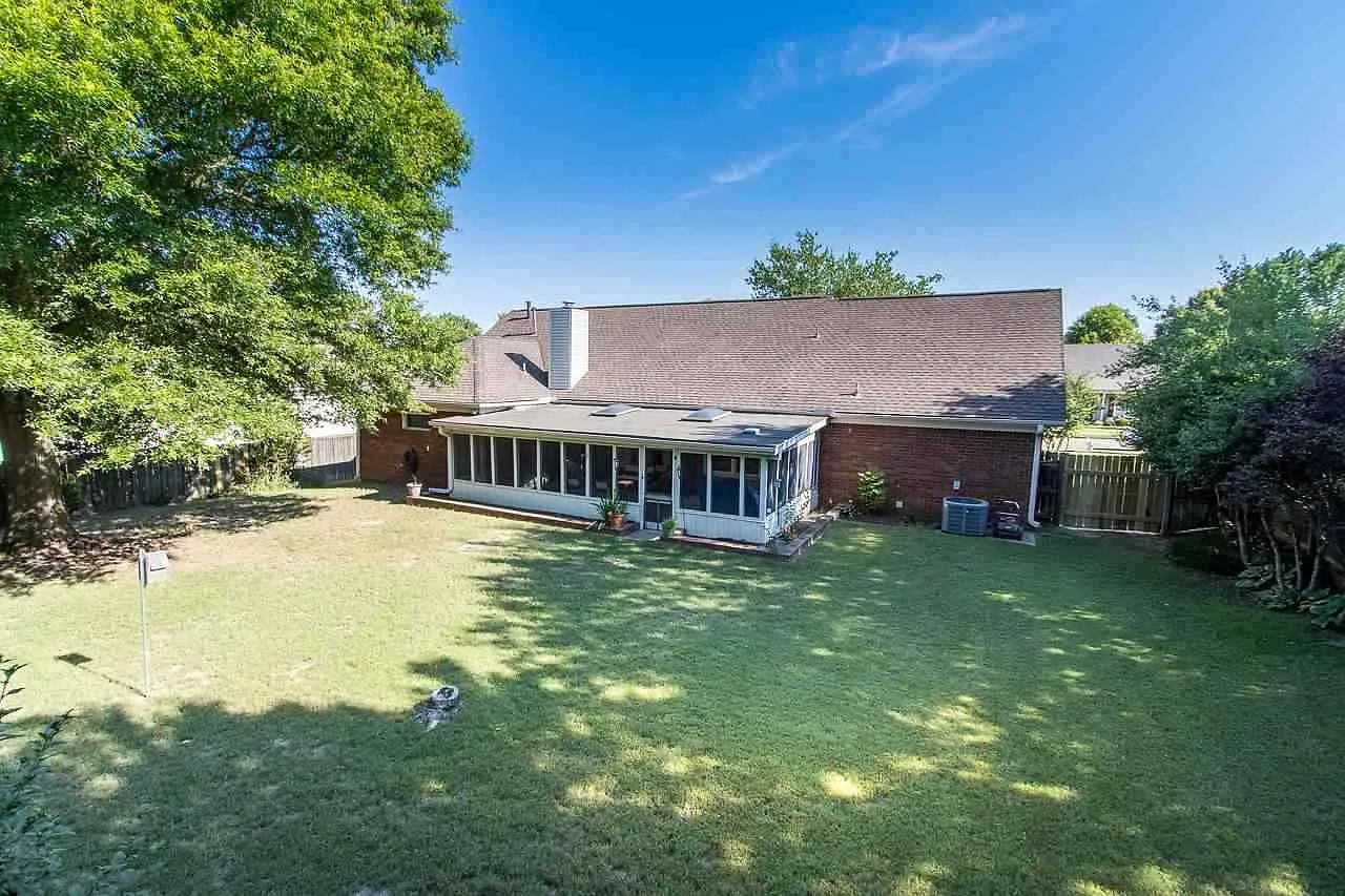 3 bed, 2.0 bath, 1996 sqft, $2,350 — Photo 3