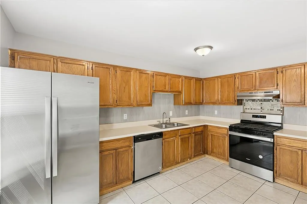 3 bed, 2.5 bath, 1408 sqft, $1,800 — Photo 3