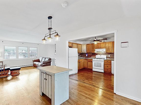 5th image of 24 Windflower Dr
