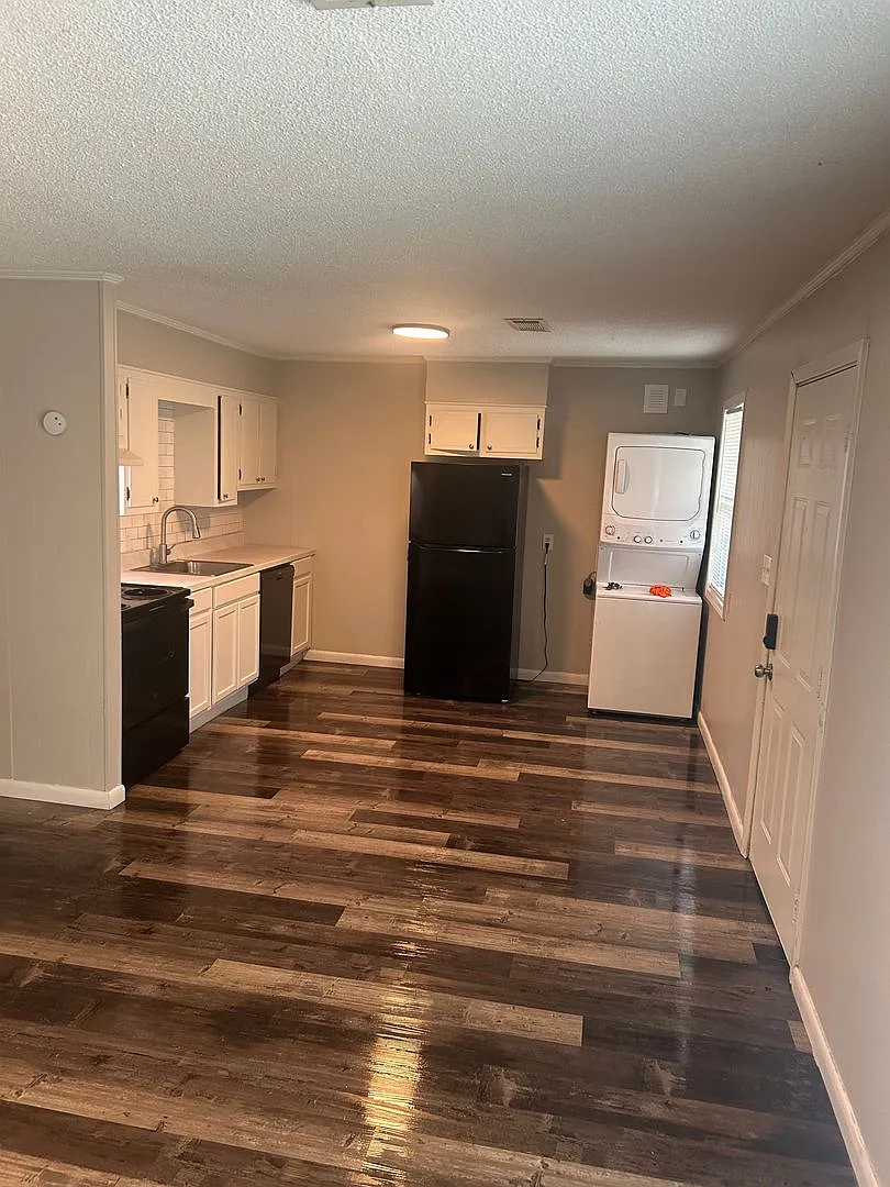Newly Remodeled 2 Bedroom, 1 Bathroom Triplex — Photo 1