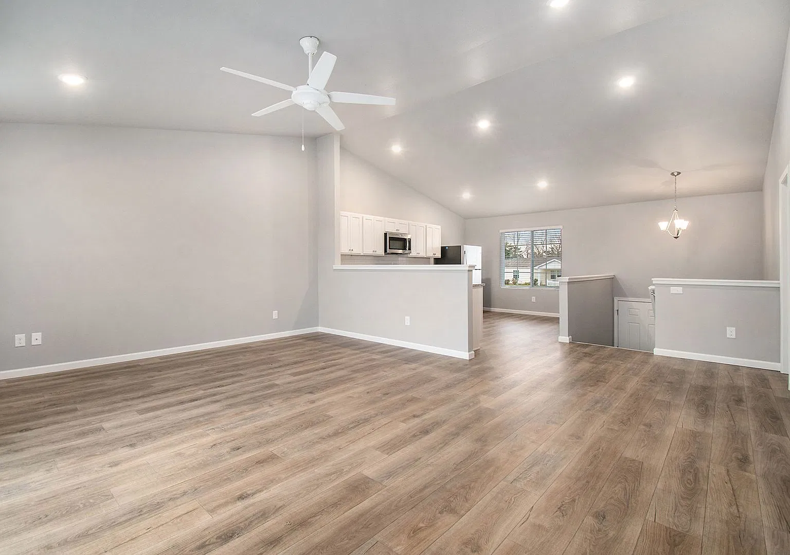 1 Month FREE Rent! Applied to Your First Full Month. Terms & Conditions Apply. — Photo 4