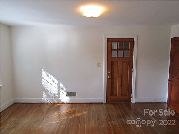 4th image of 504 Hawthorne Ln