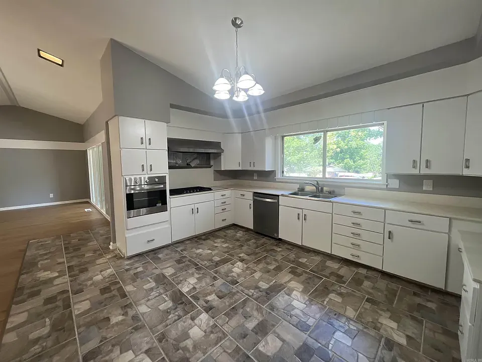 4 bed, 2.5 bath, 2889 sqft, $2,000 — Photo 3