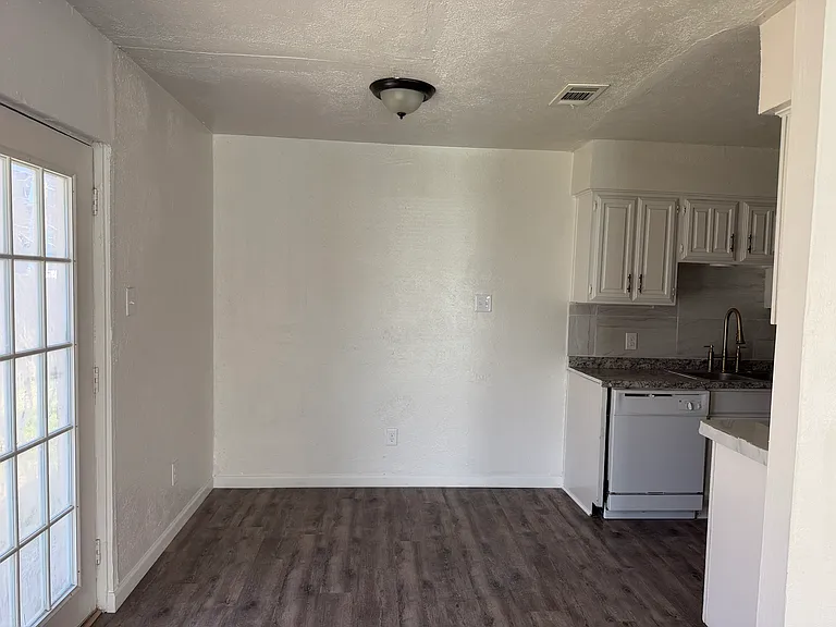 819 Sandalwood Ln — Photo 17