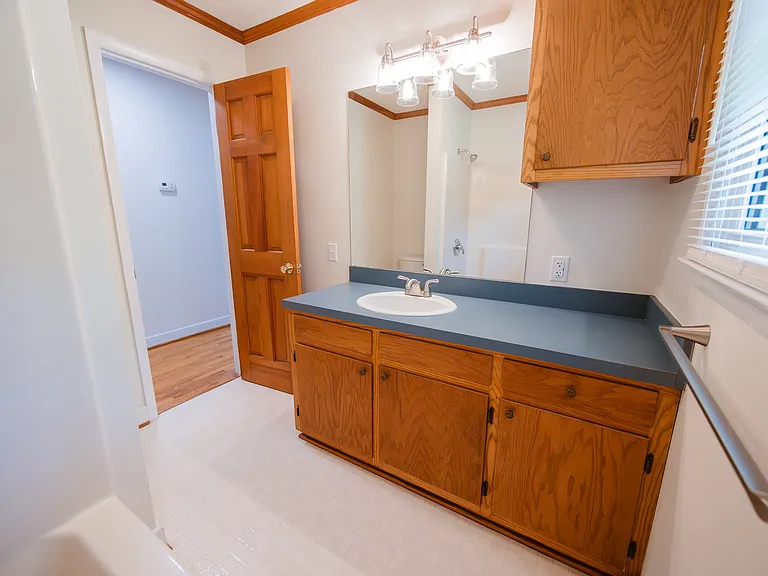 120 Brooks St — Photo 15