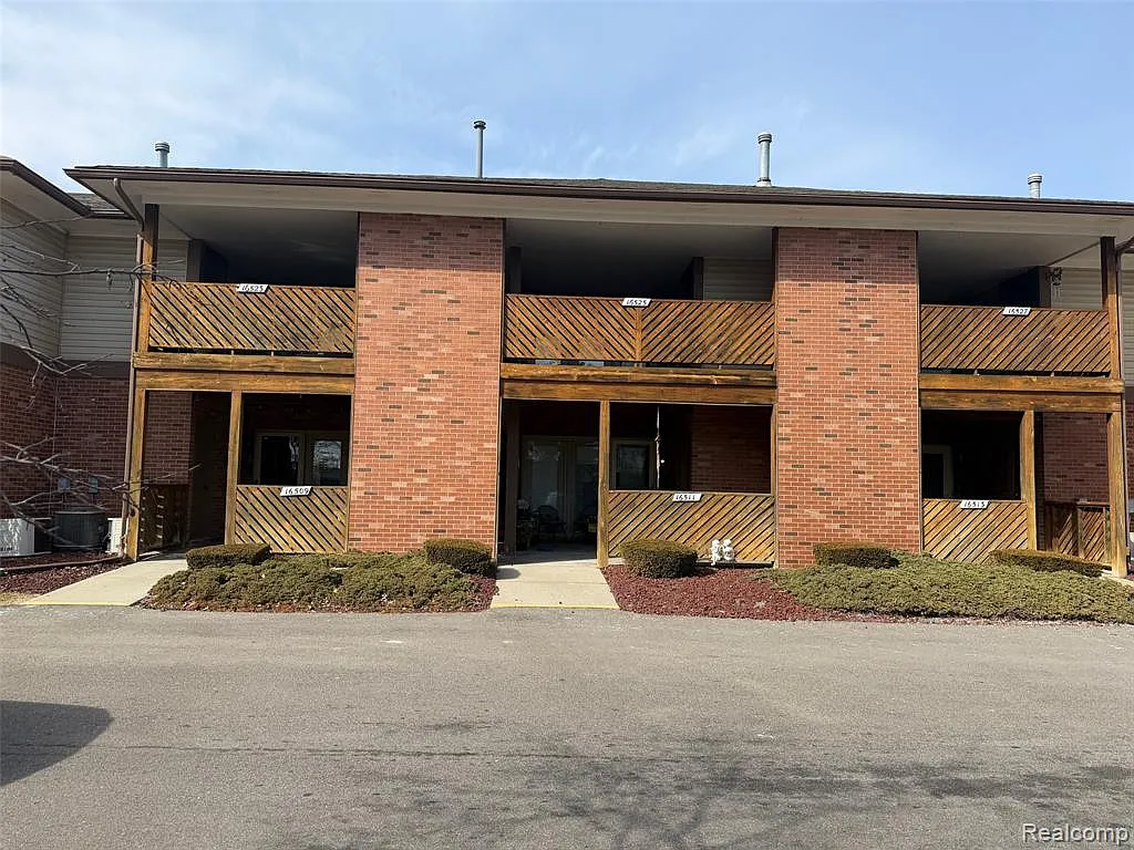 Building Photo - 16525 Woodlane #138