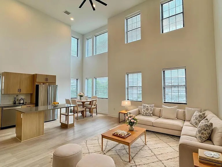 2913 N Oak Trafficway #2935 — Photo 4