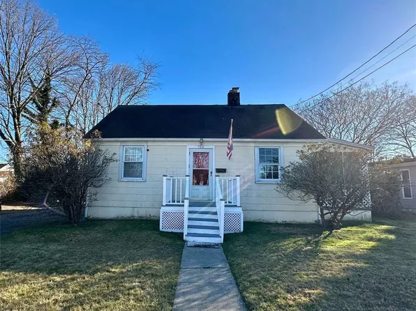 120 Cedar Court, Copiague, NY 11726