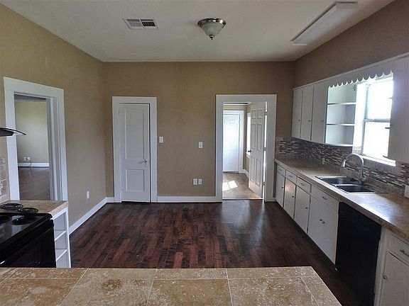 3rd image of 914 McClintic Dr