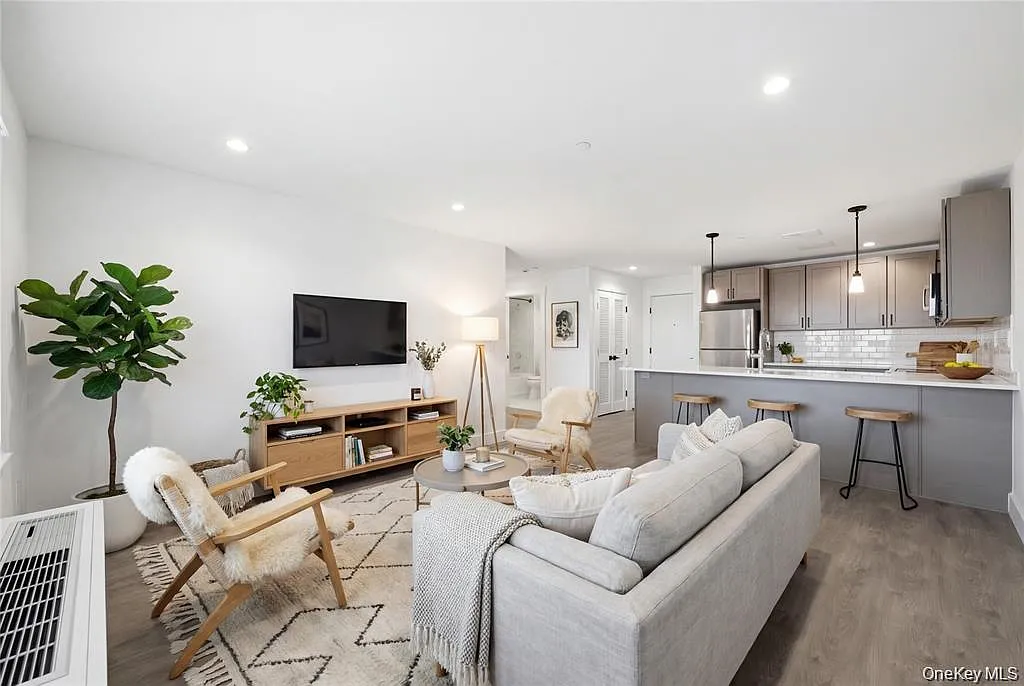 1 bed, 1.0 bath, 734 sqft, $3,300 — Photo 4