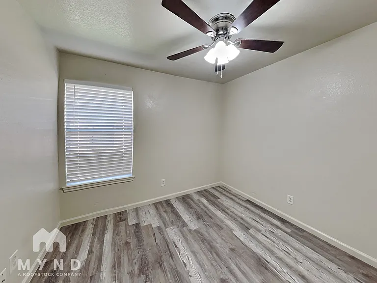 1421 E Robert St — Photo 17