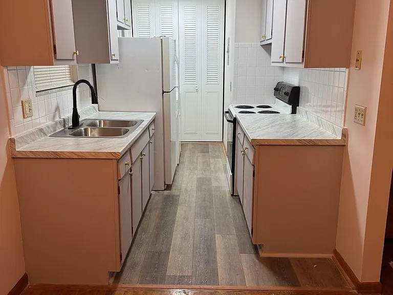 565 West Ave — Photo 2
