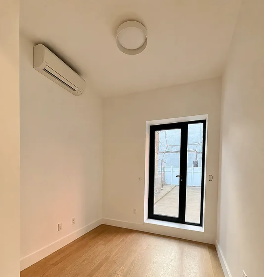 445 Dekalb Ave — Photo 4