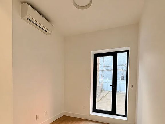 4th image of 445 Dekalb Ave #1B