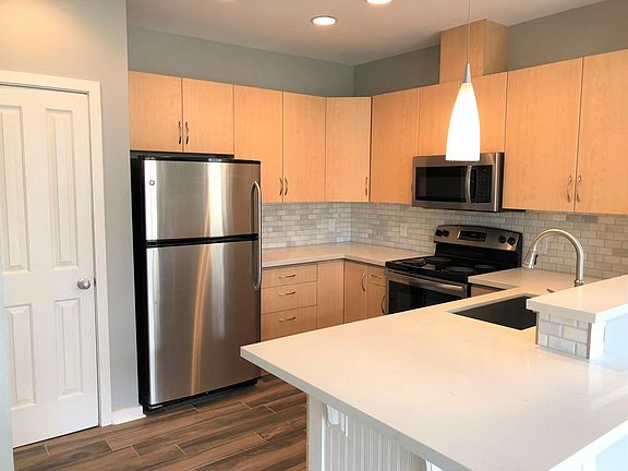Slab quartz counter tops, stainless steal appliances, deep f