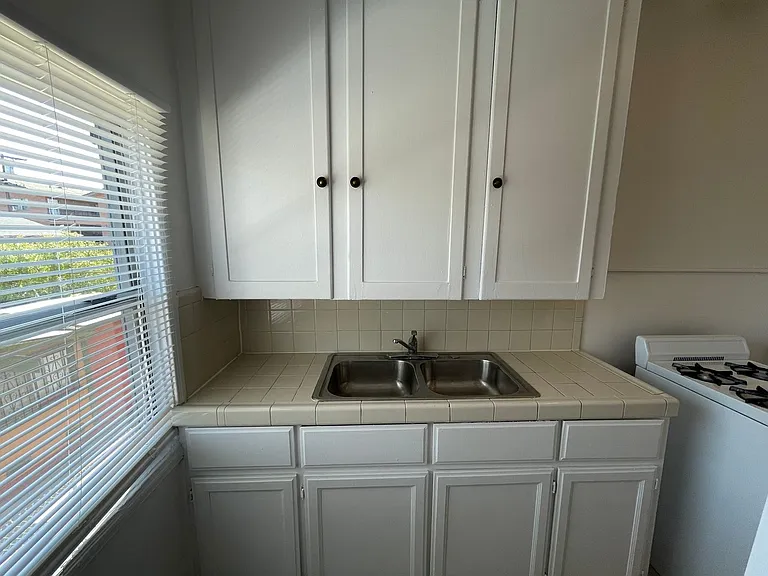 1095 Saint Louis Ave #H — Photo 11