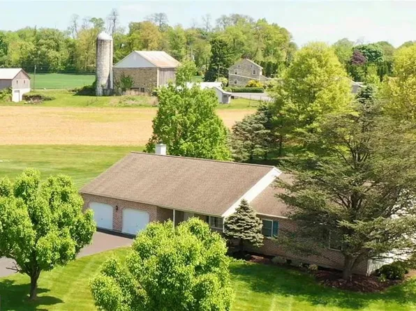 8 Berry Cir, Mertztown, PA 19539